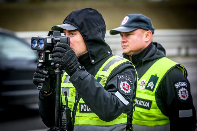 Vidmanto Balkūno / 15min nuotr./Kelių policijos dieninis reidas Vilniaus vakariniame aplinkkelyje