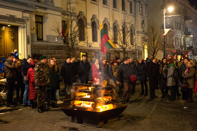 Vidmanto Balkūno / 15min nuotr./Sostinės Gedimino prospekte suliepsnojo 70 laužų