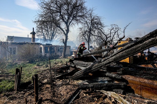 Vidmanto Balkūno / 15min nuotr./Šalčininkų rajone, Krakūnų kaime kilęs gaisras sunaikino apie 20 pastatų