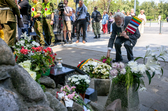 Vidmanto Balkūno / 15min nuotr./Gedulo ir vilties dienos minėjimas Aukų gatvėje