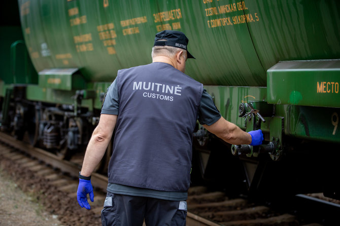 Vidmanto Balkūno / 15min nuotr./Muitinės pareigūnas tikrina krovininį vagoną su trąšomis Stasylų (Šalčininkų r.) geležinkelio stotyje 