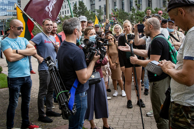 Vidmanto Balkūno / 15min nuotr./Mitinge prie seimo užsipulti LNK televizijos žurnalistai