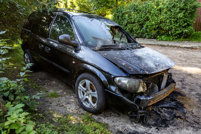 Vidmanto Balkūno / 15min nuotr./Vilniuje 2021 m. rugpjūtį, kaip įtarta, padegtas L.Ragelskio automobilis.