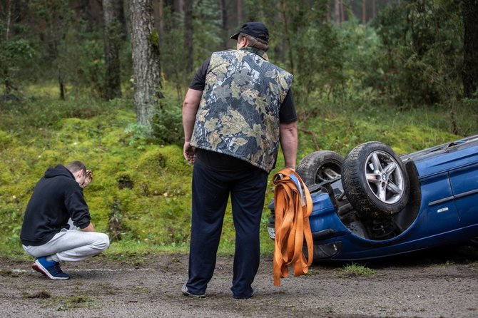 Vidmanto Balkūno / 15min nuotr./Kelyje Barčiai – Varėna nuo kelio nulėkė ir apvirto automobilis