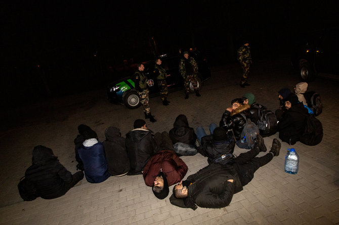 Vidmanto Balkūno / 15min nuotr./Sulaikyta migrantų grupė Marcinkonių kaime Varėnos rajone