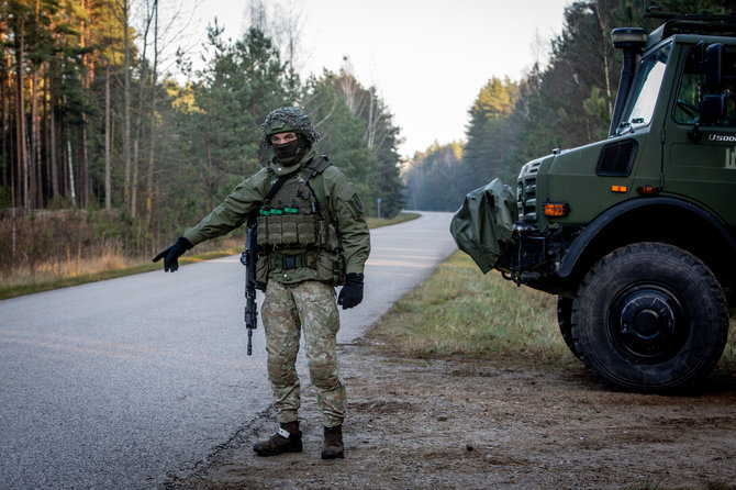 Vidmanto Balkūno / 15min nuotr./Įvedus nepaprastąją padėtį, kariškis stabdo automobilį Druskininkų pasienio užkardos teritorijoje