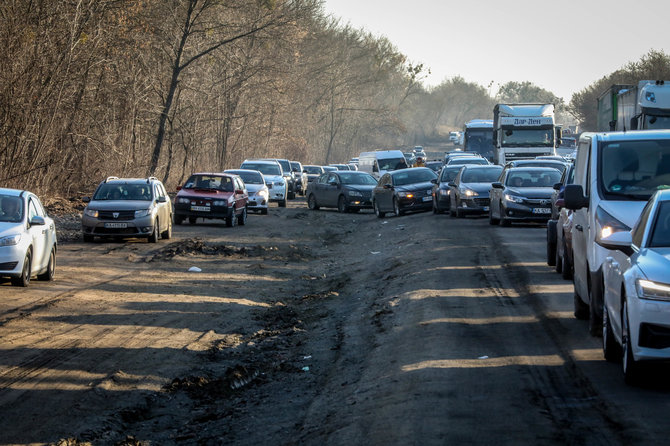 Vidmanto Balkūno / 15min nuotr./Nuo karo bėgantys ukrainiečiai stovi spūstyse link Lenkijos sienos 