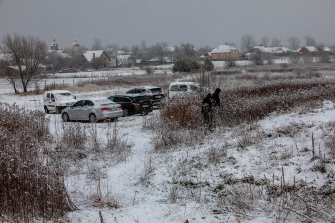 Vidmanto Balkūno / 15min nuotr./Ukrainos karo pabėgėliai kerta Krakovets sienos perėjimo punktą į Lenkiją