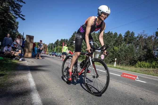 Vidmanto Balkūno / 15min nuotr./Rūta Cimarmanaitė važiuoja dviračiu Varėnoje vykusiose Lietuvos triatlono taurės III etapo varžybose