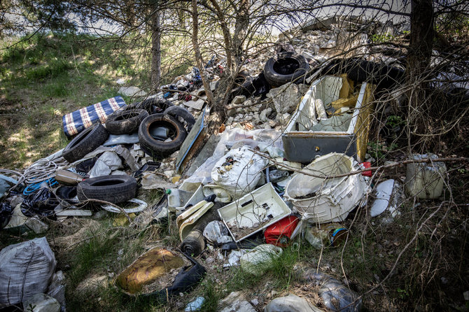 Vidmanto Balkūno / 15min nuotr./Nelegalus sąvartynas Matuizose (Varėnos raj.) veikia jau apie 10 metų