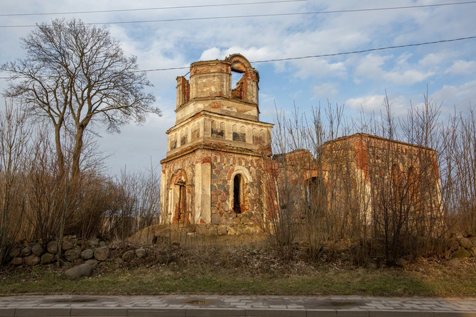 Vidmanto Balkūno / 15min nuotr./Apleista ir apteršta Rudaminos (Vilniaus raj.) cerkvė ir jos šventorius