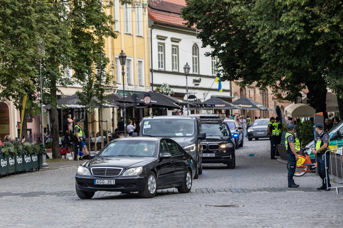 Vidmanto Balkūno / 15min nuotr./Šarvuotas Mercedes, kuriuo NATO viršūnių susitikimo metu buvo vežiojamas Ukrainos prezidentas Volodymyras Zelenskis