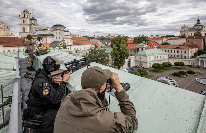 Vidmanto Balkūno / 15min nuotr./NATO viršūnių susitikimo Vilniuje metu svarbius asmenis saugojo „Aras“ ir kitų specialiųjų padalinių snaiperiai