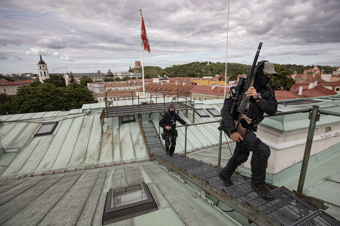 Vidmanto Balkūno / 15min nuotr./NATO viršūnių susitikimo Vilniuje metu svarbius asmenis saugojo „Aras“ ir kitų specialiųjų padalinių snaiperiai