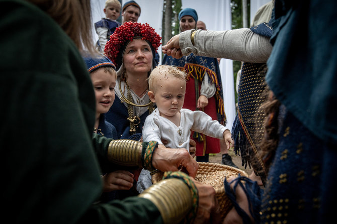 Vidmanto Balkūno / 15min nuotr./Vaiko palaiminimo apeigos pagal lietuvių senosios prigimtinės religijos papročius