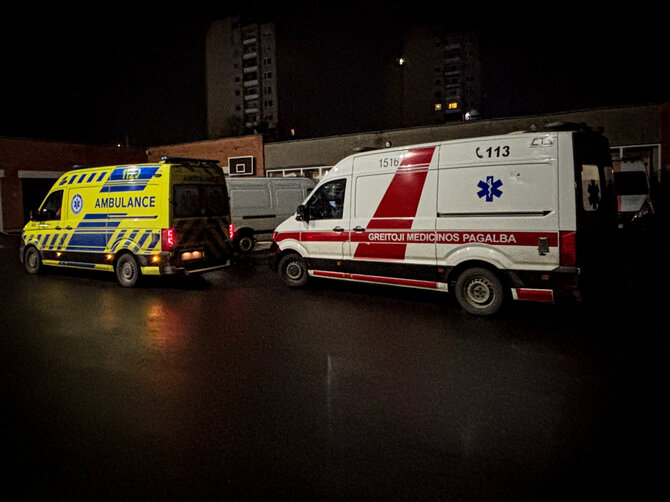 Vidmanto Balkūno nuotr. /Greitosios medicinos pagalbos medikų automobiliai