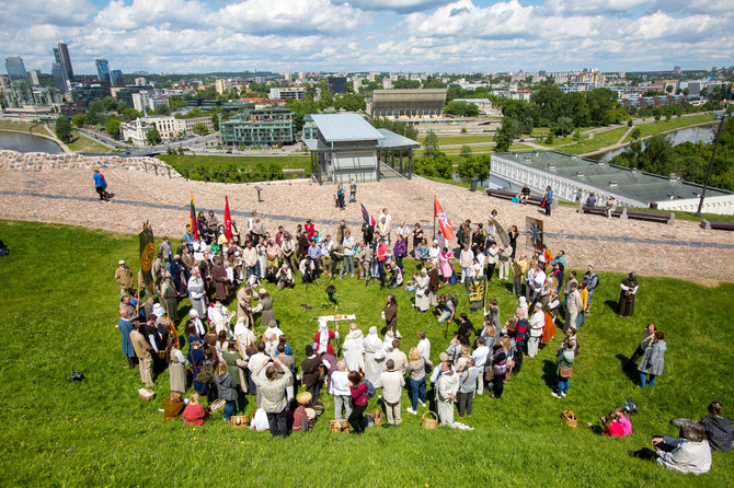 Vidmanto Balkūno / 15min nuotr./Vilniaus Gedimino kalne vyko Lietuvos Romuvos Krivės įšventimo apeiga