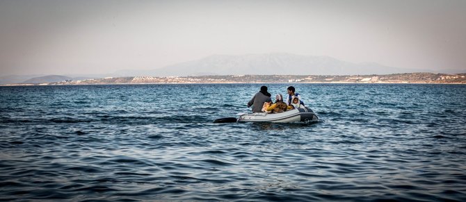 Vidmanto Balkūno/15min.lt nuotr./Migrantai ruošiasi plaukti per išorinę Europos sąjungos sieną