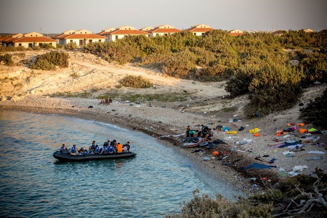 Vidmanto Balkūno/15min.lt nuotr./Migrantai ruošiasi plaukti per išorinę Europos sąjungos sieną