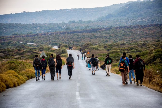 Vidmanto Balkūno/15min.lt nuotr./Nelegalūs migrantai išsilaipinę Lesbos saloje eina į jos sostinę Mytilini