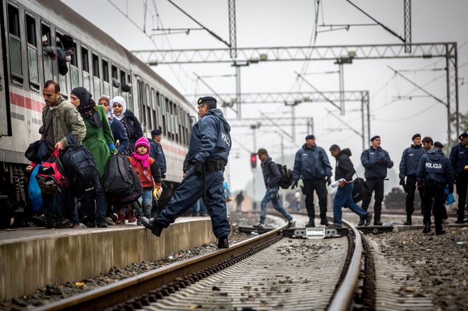 Vidmanto Balkūno/15min.lt nuotr./Migrantai Tovarniko (Kroatija) geležinkelio stotyje