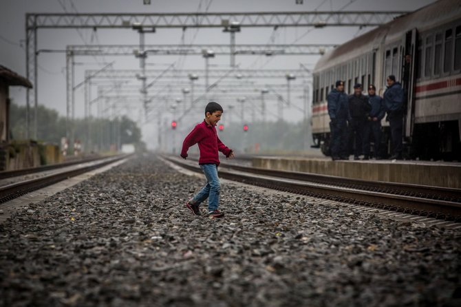 Vidmanto Balkūno/15min.lt nuotr./Migrantai Tovarniko (Kroatija) geležinkelio stotyje