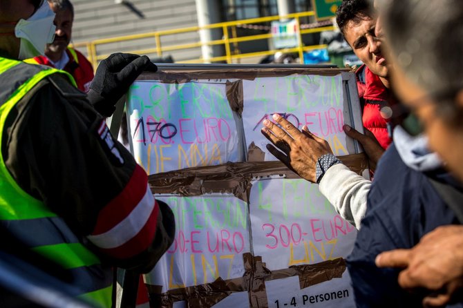 Vidmanto Balkūno/15min.lt nuotr./Migrantai kerta Vengrijos – Austrijos sieną