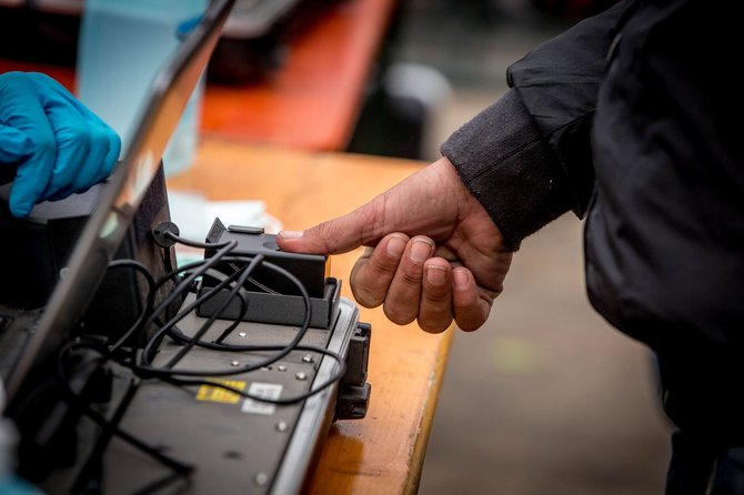 2015 m, Vidmanto Balkūno / 15min nuotr./Migrantų pirštų atspaudai įvedami į tarptautinę duomenų bazę Vokietijoje.