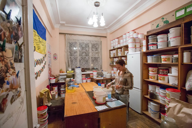 Vidmanto Balkūno/15min.lt nuotr./Moterys gamina sausus maisto davinius esantiems fronte kariams 