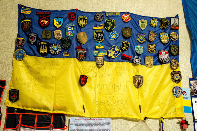 Vidmanto Balkūno/15min.lt nuotr./Ukrainos vėliava ir antsiuvai – padėka savanoriams už pagalbą