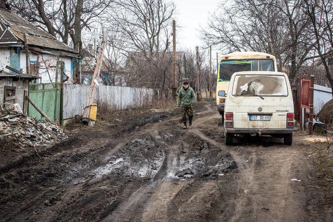 Vidmanto Balkūno/15min.lt nuotr./Ukrainos karys kaime pozicijose prie Marjinkos