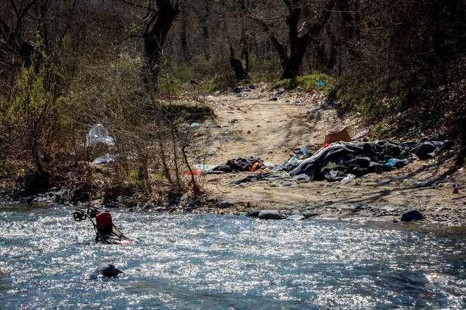 Vidmanto Balkūno/15min.lt nuotr./Suva upė, per kurią brenda migrantai