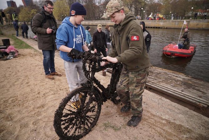 S.Balčiūno nuotr. /Akcijos „Darom“ metu valomas Danės upės dugnas