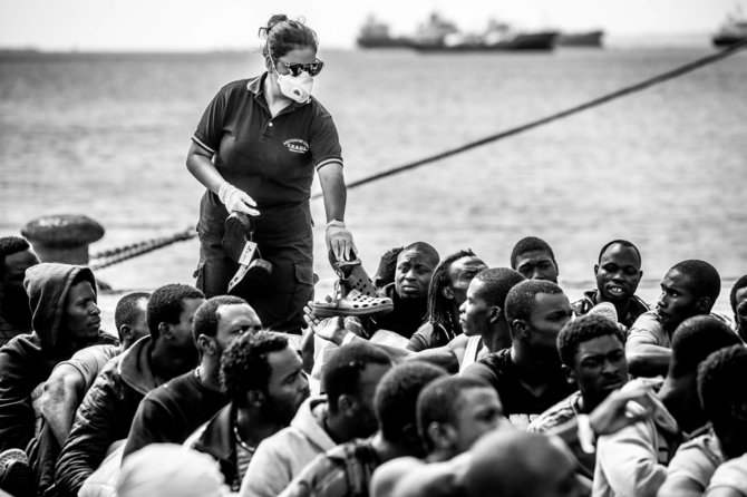 Vidmanto Balkūno / 15min nuotr./Augusta uoste (Sicilija) iš laivo išlaipinami Viduržemio jūroje išgelbėti migrantai