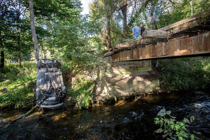 Vidmanto Balkūno / 15min nuotr./Patekęs į avariją kontrabandininkų žvalgų automobilis