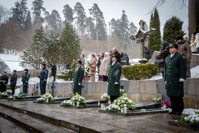 Vidmanto Balkūno / 15min nuotr./Sausio 13-osios aukų pagerbimo ceremonija Antakalnio kapinėse