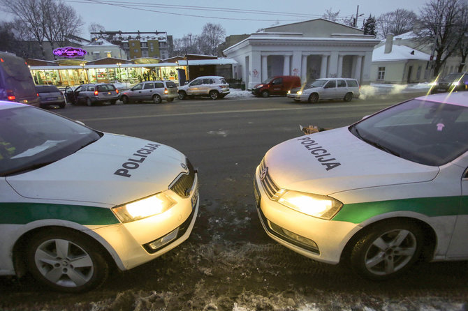 Vidmanto Balkūno / 15min nuotr./Policijos ir visureigio avarija J.Basanavičiaus g.