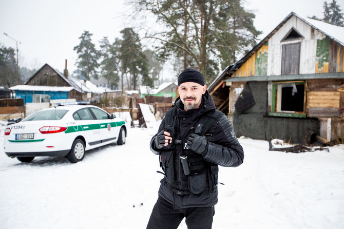 Vidmanto Balkūno / 15min nuotr./Pareigūnas A.Aniukštis kasdienio policijos darbo metu