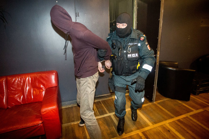 Vidmanto Balkūno / 15min nuotr./Policijos pareigūnas išveda sulaikytą klubo lankytoją