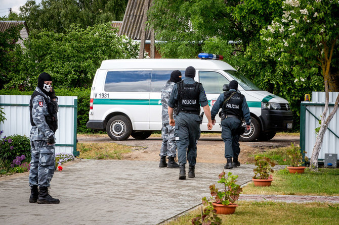 Vidmanto Balkūno / 15min nuotr./Policijos pareigūnai krečia įtariamųjų namus Šalčininkų rajone
