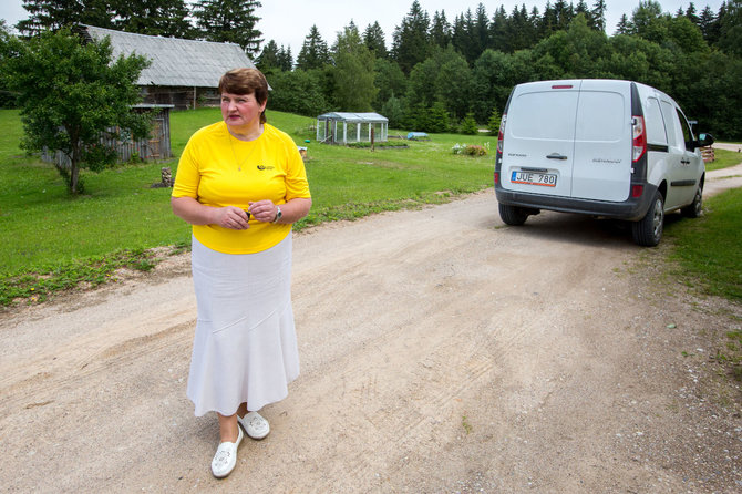 Vidmanto Balkūno / 15min nuotr./Kuktiškių miestelio laiškininkės Stanislavos Blažienės darbo kasdienybė