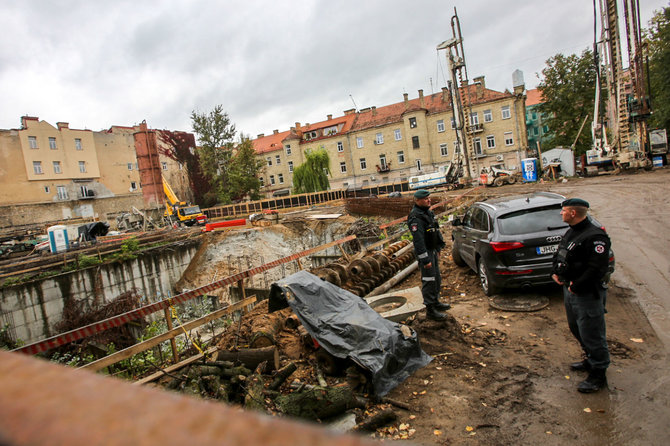 Vidmanto Balkūno / 15min nuotr./Sostinės Dainavos gatvėje esančioje statybvietėje aptiktas į sprogmenį panašus daiktas