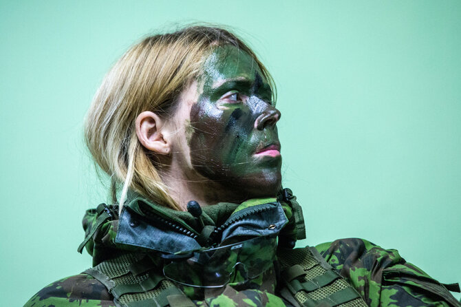 Vidmanto Balkūno / 15min nuotr./Žurnalistė Jurgita Lapienytė išbando kario kasdienybę