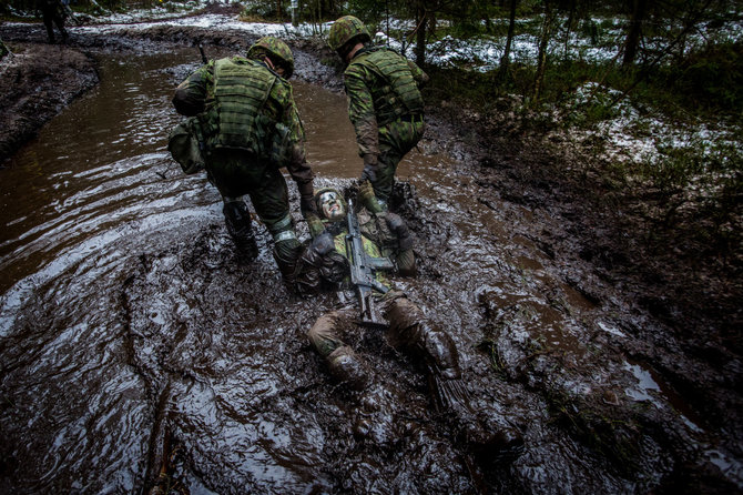 Vidmanto Balkūno / 15min nuotr./Vaidoto bataliono kariai įveikia kliūčių ruožą