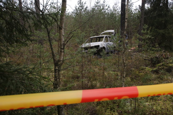 Vidmanto Balkūno / 15min nuotr./Šalia Pirčiupių sudegintame automobilyje aptiktas kūnas