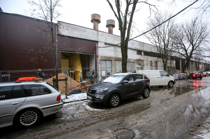 Vidmanto Balkūno / 15min nuotr./Gyventojai piktinasi statybomis, vykstančiomis Kalvarijų g. 137 