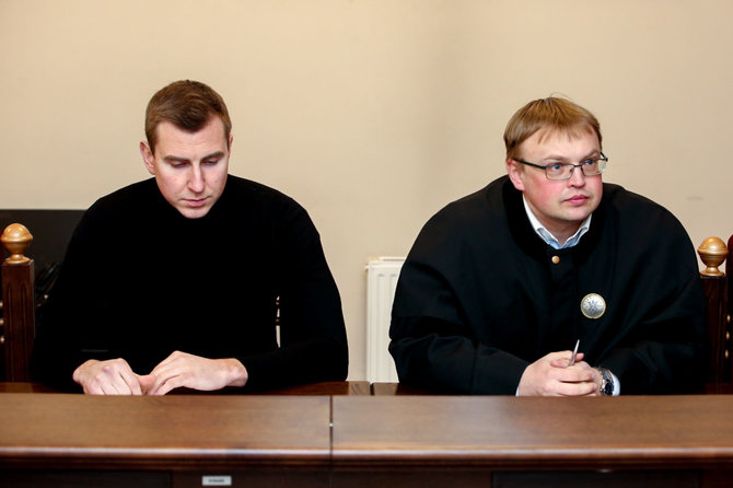 Vidmanto Balkūno / 15min nuotr./Nerijaus Antanavičiaus teismo procesas: nukentėjusysis Zbignevas Ružickis (kairėje) su advokatu teisme.
