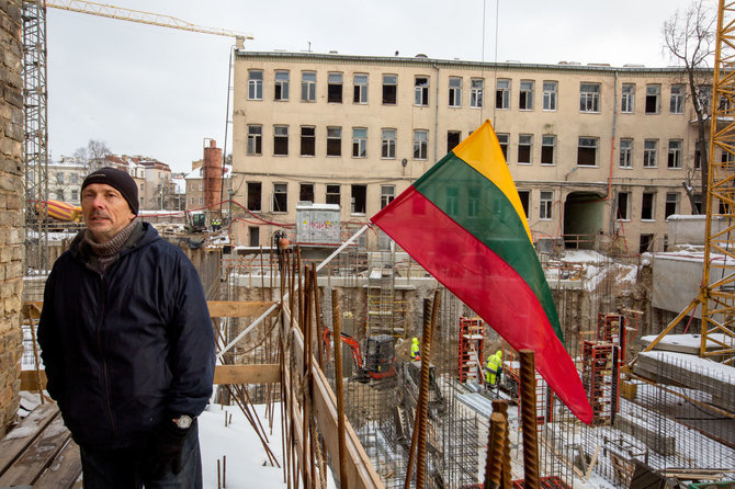 Vidmanto Balkūno / 15min nuotr./Dainavos gatvės gyventojų namų sienos skylinėja nuo šalia vykstančių statybų