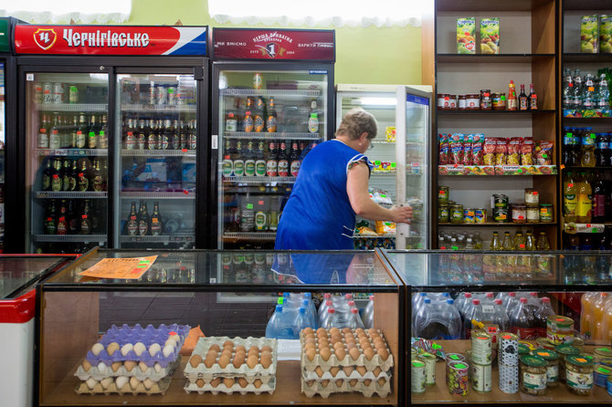 Vidmanto Balkūno / 15min nuotr./Alkoholio skyrius Ukrainos priešakinėse linijose esančioje kaimo parduotuvėje