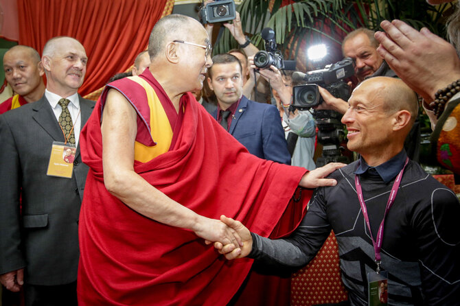 Vidmanto Balkūno / 15min nuotr. / Vytautas Nosevičius sveikinasi su Dalai Lama